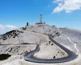 Kurvenreiche Straße zum Gipfel des Mont Ventoux, wo Radfahrer die Herausforderung des Rennradfahrens suchen.