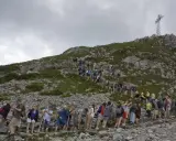 Tłum turystów wspina się na Giewont. Kolejka do wjazdu na szczyt jest długa, a cennik pewnie nie jest tani.