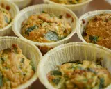 Nybakade matmuffins med spenat och ost, perfekta för ett snabbt mellanmål. Ett enkelt matmuffins recept att prova!