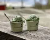 Två muggar med mintchokladglass från Stafsäter Gård, perfekt för en sommardag på Kungsholmen.