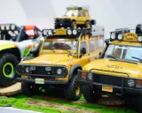 Gelbe Geländewagen-Modelle, bereit für ein Bronzelager-Abenteuer.