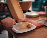 Raclette fondue dégoulinante, parfaite avec un verre de Pouilly Fumé. Un délice à partager.