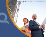 Ingegneri con caschi guardano un cantiere in costruzione. Uno tiene un progetto, l'altro indossa un giubbotto ad alta visibilità. Soa cos'è: un futuro che prende forma.