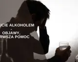 Mężczyzna z bólem głowy, otoczony butelkami, doświadcza zatrucia alkoholowego po małej ilości alkoholu. Tekst informuje o objawach i pierwszej pomocy.