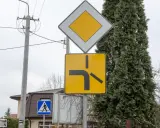 Znak "ustąp pierwszeństwa" i znak informujący o skrzyżowaniu. Czy jadąc drogą z pierwszeństwem trzeba włączać kierunkowskaz? Tak, zawsze!