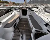 Cockpit d'un Sun Odyssey 32i, prêt pour l'aventure. Avis positifs sur ce voilier confortable et bien équipé.
