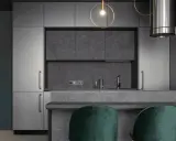 Cuisine moderne aux finitions marbrées. La disposition des spots au plafond éclaire subtilement l'îlot central et les meubles épurés.