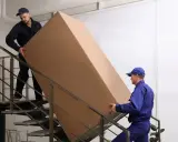 Jak bezpiecznie wnieść lodówkę po schodach? Pełny przewodnik