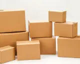 Stos kartonów, gotowych do wysyłki. Czy to paczki, których kwota roszczenia InPost jest wysoka?