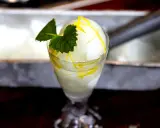 En läcker citronsorbet, perfekt för ett enkelt lubb recept. Garnerad med mynta och citronskal.