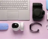 Laptop, aparat, kamerka, myszki, słuchawki i smartwatch – to wszystko, co spakować na wakacje, by uwiecznić wspomnienia i pozostać w kontakcie.