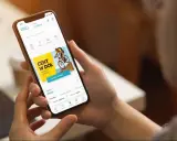 Na ekranie telefonu widać aplikację erli z promocją na rowery i hulajnogi. Szybki erli czas dostawy to marzenie każdego kupującego.