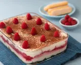 Himbeer Tiramisu mit Joghurt und Mascarpone, dekoriert mit frischen Himbeeren und Kakaopulver. Ein leichter Genuss!