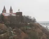 Zamek w Płocku, niegdyś stolicy Polski, w zimowej scenerii nad Wisłą.