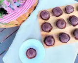 Czekoladowe cake pops posypane kakao. Idealne na deser, gdy szukasz prostego cake pops przepis.