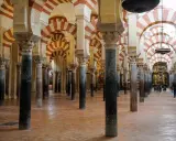 Die Mezquita-Kathedrale von Córdoba, eine spanische Kathedrale Moschee, beeindruckt mit ihren unzähligen Säulen und rot-weißen Bögen.
