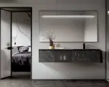 Arredamento moderno per un bagno cieco: mobile sospeso in marmo nero, specchio con illuminazione integrata e porta scorrevole che rivela una camera da letto elegante.