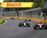 Coches de Fórmula 1 compiten en una curva, con el cartel de Pirelli al fondo. ¡Emocionantes noticias de Fórmula 1!