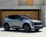 Nowy Kia Sportage Hybrid lśni w nowoczesnym otoczeniu. Elegancki design i hybrydowy napęd to idealne połączenie dla miłośników innowacji.
