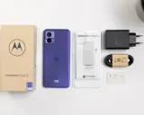 Motorola Edge 30 Neo w kolorze fioletowym z akcesoriami: pudełko, ładowarka, kabel, etui.