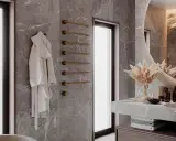 Elegantes azulejos de baño pequeño con un albornoz colgado y un toallero dorado.