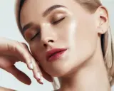 Piel radiante y labios jugosos, un lienzo perfecto para la preparación de la piel antes del maquillaje.