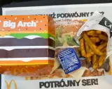 Pudełko Big Arch, frytki i sos. Zastanawiasz się nad big mac kalorie? To zestaw dla głodnych!