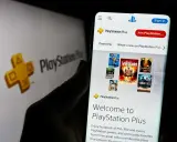 Telefon wyświetla stronę PlayStation Plus z grami. Obok logo PlayStation Plus.