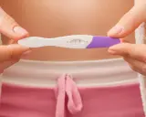 Dwie kreski na teście ciążowym. Dowiedz się, jak zrobić test ciążowy i poznać jego wynik.