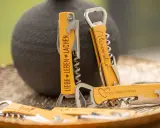 Holz-Korkenzieher mit lustigen Weinnamen wie "Liebe Leben Lachen" und "Zu Vino sag ich nie no".