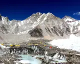 Niezwykły widok z bazy pod Mount Everest. Kolorowe namioty obozowe na tle lodowca i surowych, ośnieżonych szczytów. To początek ekscytującego **trekking pod Mount Everest**.