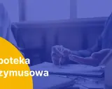 Ręce nad dokumentami, symbolizujące hipoteka przymusowa i potencjalną licytacja komornicza.