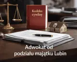 Waga sprawiedliwości, Kodeks cywilny i dokumenty na biurku. Prawnik od podziału majątku Lubin pomoże ustalić, o co pyta sąd przy podziale majątku.