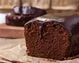 Wilgotna babka czekoladowa z polewą. Idealna na szybki deser, gdy masz ochotę na coś pysznego.