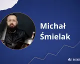 Michał Śmielak, autor książek o historii, prezentuje się z mieczem i hełmem. Kolejność jego publikacji czeka na odkrycie.