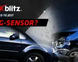 Xblitz pyta: g sensor co to? Obraz przedstawia dwa samochody, jeden czarny, drugi rozbity niebieski.