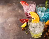 Drinki w butelkach: Gotowe czy DIY? Przepisy i porady na udaną imprezę