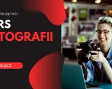 Uśmiechnięta dziewczyna z aparatem, kurs fotografii dla początkujących. To jest fotografia, która inspiruje do nauki.