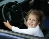 Dziecko z przodu samochodu: Kiedy legalnie i bezpiecznie?
