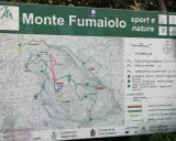 Cartina del Monte Fumaiolo con sentieri escursionistici, piste da sci e punti di interesse. Segnaletica per divieto di caccia.