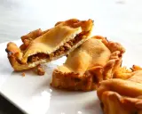 Petites tourtes dorées, garnies d'une farce savoureuse, une spécialité Languedoc Roussillon.