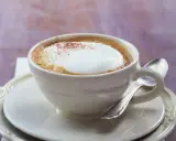 Ein cremiger Cappuccino mit viel Milchschaum. Die Frage "wie viel Espresso in Cappuccino" wird hier durch die perfekte Balance beantwortet.