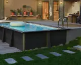 Un incantevole giardino di 50 mq con piscina, ideale per rilassarsi. La piscina, con un salvagente, è circondata da un'area pavimentata e un prato curato.