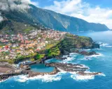 Buntes Dorf an steiler Küste Madeiras mit Terrassenfeldern und natürlichem Meerwasserpool. Tolle Madeira Info!
