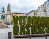 Letras gigantes cubiertas de musgo en Vitoria-Gasteiz, un punto de partida ideal para descubrir pueblos bonitos cerca de Vitoria.