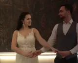 Para młoda w tańcu na tle abstrakcyjnej ściany.