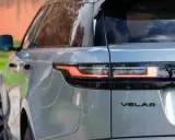 Detalle trasero de un Range Rover Velar plateado, mostrando sus luces LED y el emblema. Sus dimensiones son ideales para la ciudad y la aventura.