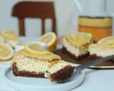 Tranches de cheesecake au citron, garnies d'une tranche de citron frais. Parfait pour une recette coulis de citron pour cheesecake.