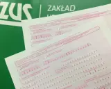 Formularze ZUS ZZA do zgłoszenia do ubezpieczenia zdrowotnego i zmiany danych. Kod wykonywanego zawodu zus jest kluczowy.