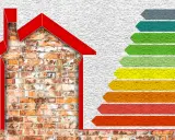 Maison avec un mur de briques apparentes, symbolisant un diagnostic de performance énergétique (DPE) de classe G, le plus bas.